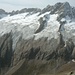 Auf etwa 2900m ist der Südwestgrat zum P.3251m mühsam über Schutt und Geröll erreicht. Man hat nun schon eine prächtige Aussicht, besonders aufs Sustenhorn (3503m) auf der anderen Seite des Voralptals. Links vom Sustenhorn über dem Flachensteinfirn sind die wenig markanten Gipfel und Pässe: Brunnenstock (3211m), Chelenalplücke (3092m), P.3194m, Hinteres Sustenlimihorn (3216m), Vorderes Sustenlimihorn (3316m), P.3331m, Lücke 3288m, P.3417m und dann das Sustenhorn (v.l.n.r.).