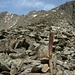 Auf etwa 3000m legt sich der Grat etwas zurück und man steigt über Pfadspuren und Schutt auf den Vorgipfel P.3251m (ganz rechts). Links ist der Fleckistock (3416,5m).