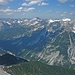 Ein Meer aus Gipfel: links ein Teil der Nördlichen Karwendelkette, rechts davon markant die Hinterautal-Vomper Kette.