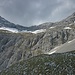 Der "Normalweg" zum Gipfel der Östlichen Praxmarerkarspitze (links) führt durch zwei Felsstufen zum Grat hinauf. Die untere Felsstufe (markant) kann rechts umgangen werden, die markierte Route zieht in der Nähe des Wasserfalls (Bildmitte) nach oben.