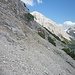 Der Normalanstieg quert nun wieder über Praxmarer- und Kaskar oberhalb der Felsabbrüche zurück in Richtung Pfeishütte (rechts).