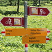 Unterwegs zwischen Valüna und Gapfahl Obersäss - Alles bestens beschildert. Man beachte die feinen Unterschiede: Mountainbiker in Richtung Pfälzerhütte (bergauf) müssen offensichtlich nicht unbedingt einen Helm tragen ? ;-).