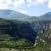Kendervices, und die tiefen Canyons, gesehen von dem Progonat Plateau. Kendervices 2120 Meter, Prominenz 1666 Meter