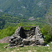 Ruine auf der Alp Löda, unten das Centovalli.