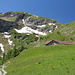 Unterwegs zwischen Valüna und Gapfahl Obersäss - Kurz vor Erreichen von Gapfahl Obersäss. Dort endet das Alpsträßlein (Fahrweg). Im Hintergrund ist der Rappensteinsattel zu sehen.