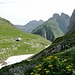 Im Abstieg von der Scharte, schon wieder in lieblichem Gelände: Die Roslenalphütte.