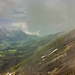 Gewölk kommt über den Gipfelgrat. Blick hinüber zum Brisi. Im Hintergrund der bewaldete Gulmen und links daneben der Wildhuser Schafberg.