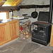 Cucina e stufa a legna, da notare il bel pavimento in piode.