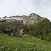 Il Rifugio Alpe di Giümela al centro della foto e sullo sfondo il Pizzo Bidensc