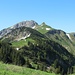 Den Latschenhügel umgeht man noch links auf der Wanderautobahn, dahinter die kecke Lochgehrenspitze und die Sulzspitze mit Nordgipfel