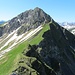 Der weitere Gratverlauf von der Lochgehrenspitze zur Nordwand der Sulzspitze, die man rechts umgeht