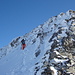 Der westliche Abstieg vom Dôme kann sich bei Eis knifflig zeigen - ein Fixseil hilft hier über den felsigen Abschnitt.