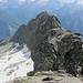 Sguardo verso la quota 2291 m sulla cresta NE del Pizzo di Brünesc. La bocchetta citata nella relazione (accesso all'Alpe di Brünesc) si trova appena oltre lo spuntone in primo piano.