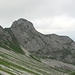 Blick vom Morgetpass Richtung Chummlispitz. Links davon ist das Aufstiegscouloir und der Sattel.