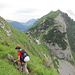 Auf dem Bergweg von der Saxer Lücke zur Roslenalp. Von rechts unten kommt man aus dem Rheintal hoch. Im Hintergrund der Höhenweg Richtung Hoher Kasten