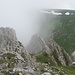 Die letzten Meter zum Gipfel sind Gehgelände. Von der Rheintalseite schwappt Nebel an die Kreuzberge