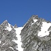 <b>Per gli ultimi 400 m di salita decido di montare i ramponi. Durante l’operazione, noto che due alpinisti hanno raggiunto la vetta del Pizzo Nero (2904 m).</b>