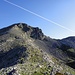 auf dem Passo della Gaina;
der Aufstieg verläuft im oberen, schwierigeren Abschnitt an der Licht-Schatten-Grenze - der Abstieg später über den flacheren Rücken im rechten Bildteil