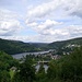 Am Wolfshügel vor Einruhr bietet sich ein traumhaftes Panorama auf die verschlungene Wasserlandschaft des Rursees.