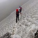 Querung eines steilen Altschneefeldes beim Hüttenzustieg