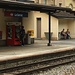 Gipsfigur am Bahnhof La Sarraz - über die Geleise entführt!