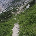 Nach den ersten steilen und mit Eisenstiften gesicherten Aufstieg quert man auf dem Pragweg die Bergflanke ostwärts.