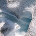 L'acqua corre nei i rivoli formatosi sulla superficie del ghiaccio