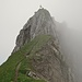 Bergler im Nebel beim Abstieg vom Diethelm