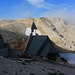 Die Wolken lockerten sich langsam und man konnte immerhin von der Hütte hinüber zum Kredarica (2541m) hinter der Kapela Marije Snežne sehen.