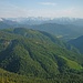 Blick vom Westrücken der Benediktenwand ins Karwendel. Rechts das Tal der Großen Laine.