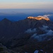 Die letzten Strahlen der Abendsonne beleuchte den Tosc (2275m). Seine Vorgipfel Vernar (vorn; 2225m) und Veliki Draški vrh (links; 2243m) sind dagegen schon im Schatten des Mali Triglav.