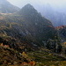 Schönste Herbstfarben. Links oben die obere Alp Laghetti, rechts unten die untere mit der Alphütte. Gesehen vom Weg Richtung Pizzo Leone.