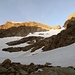 Hier rechts vom Alpinwanderweg abschwenken zur schneegefüllten  Einstiegsscharte