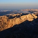 Aussicht vom Triglav (2864m) nach Südwesten.<br /><br />Rechts vorn ist der Kanjavec (2569m), links der Debeli vrh (2390m) und an Horizont hinter dem Kanjavec ragt der Krn (2244m) über den Dunst am Horizont.