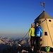 Zwei junge Sloweninen sind freuen ebenfalls sich über den Gipfelerfolg am Triglav (2864m).
