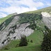 Leistchamm - Der THW folgt dem Bergweg die ersten 100Hm und quert dann unschwierig (T3) und nur noch leicht ansteigend oberhalb der Wand nach links (im Zoom teilweise zu sehen)