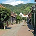 Zwingenberg, historische Scheuergasse. Hinten in der Bildmitte der Melibokus