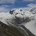Am Gornergrat - Ausblick u. a. zu Nordend, Dufourspitze und Liskamm (rechts). Am unteren Bildrand ist auch der Wanderweg hinunter zum Gornergletscher zu sehen.