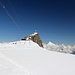 Unterwegs vom Klein Matterhorn zum Breithorn - Rückblick. Wir sind ein kurzes Stück der Ski-/Lifttrasse gefolgt, haben diese nun soeben verlassen und gehen gleich angeseilt über das Breithornplateau.