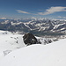 Breithorn-Hauptgipfel - Teilpanorama 8/9. Ein einzelner Bergsteiger befindet sich gerade im Abstieg, wir sind allein auf dem Gipfel.