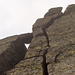 Die 10m hohe Felsstufe am Rasiva-S-Grat: rechts Risse...