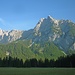 In der Leutasch zeigen sich Öfelekopf (vorne rechts) und die Leutascher Dreitorspitze (hinten links, Vorgipfel) recht schön.
