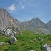 Die Wolken an der Schüsselkarspitze sind wie mit dem Lineal gezogen; links davon Oberreintalschrofen und Scharnitzspitze (von links).