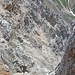 Durch diese Flanke führt der Weiterweg. Das nächste Ziel: der begrünte Schrofenfleck.