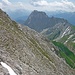 Der begrünte Rücken, der die Anstiegsrinne zum Oberreintalschrofen begrenzt. Hier endet die Querung, der Rücken wird nicht betreten. Stattdessen geht's durch die hier ansetzende Rinne bergauf.