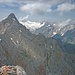 Hinterreintalschrofen, dahinter das Zugspitzplatt mit prominenter Gipfelumrahmung. Wenig rechts der Bildmitte die Zugspitze.