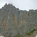 Mächtig erhebt sich die Scharnitzspitze aus dem Schuttstrom.