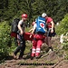 Die nächste Gruppe von Bergrettern mit einer Notfallsanitäterin des Roten Kreuzes wird abgeseilt