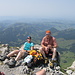 Die Muotathaler Nicole und Marcel genießen die Gipfelrast auf dem Girenspitz
