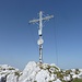 Gipfelkreuz mittl. Karwendelkopf, das GB hängt so hoch, dass es Leute unter 1,70 m kaum erreichen können